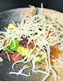 Imagen secundaria 2 - A la izquierda, Solomillo de vaca, foie y alcachofa. A la derecha, aguacate frito con langostino.