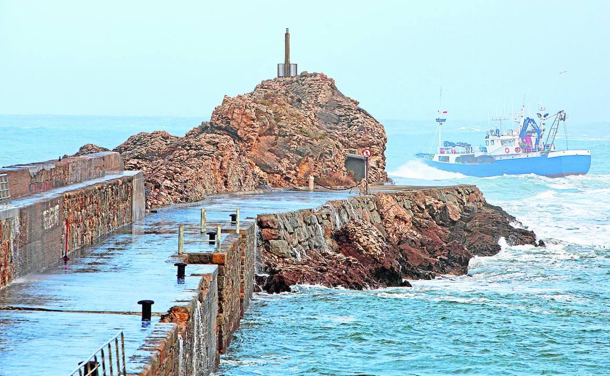 Las características del actual dique norte limitan la operatividad del puerto de San Vicente de la Barquera en condiciones adversas de la mar.