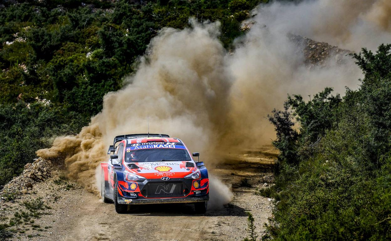 El piloto cántabro Dani Sordo y el copiloto madrileño Borja Rozada, durante el Rally de Portugal