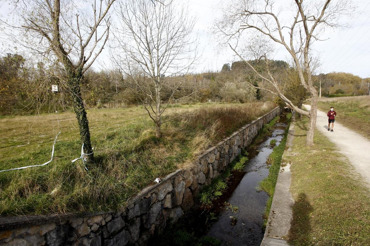 La finca está ubicada entre la margen derecha del río Besaya y la izquierda del arroyo Campuzano. 