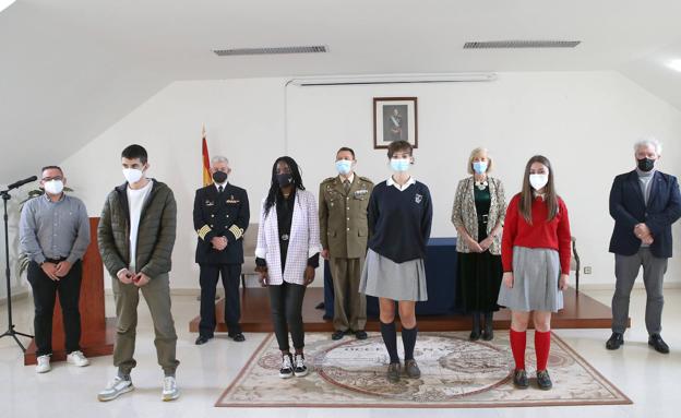 La ganadora y los finalistas del concurso literario escolar, junto a los miembros del jurado y al delegado de Defensa en Cantabria, el Coronel de Infantería del Ejército de Tierra, Emiliano Blanco, y la consejera de Educación del Gobierno de Cantabria, Marina Lombó, que presidieron el acto.