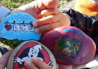 Imagen secundaria 1 - Participantes durante el hallazgo de algunas de las piedras decoradas.