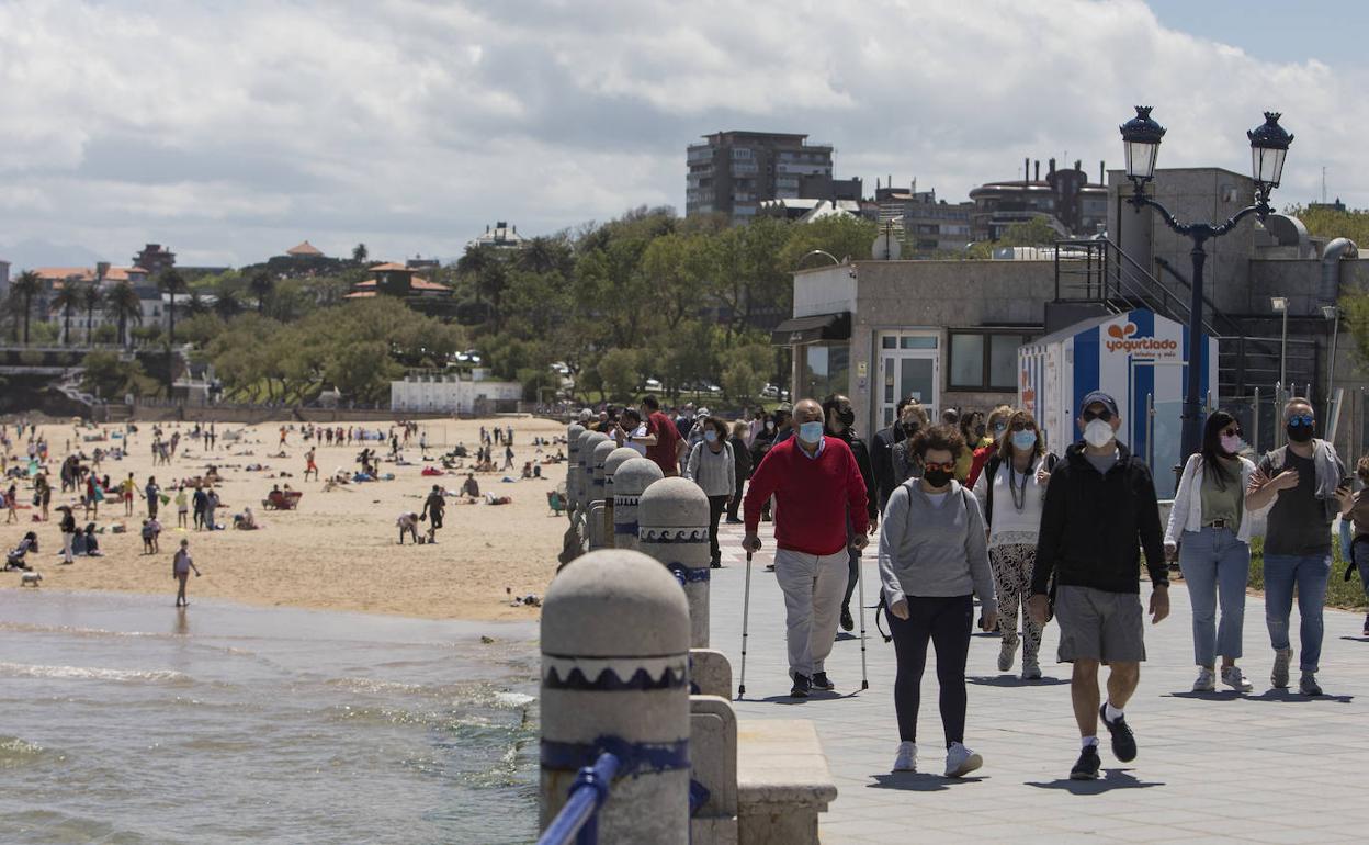 Gente en El Sardinero, paseando y en la playa, este domingo.