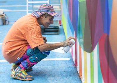 Imagen secundaria 1 - Okuda presenta su nuevo mural a todo color en el parque comercial Bahía Real