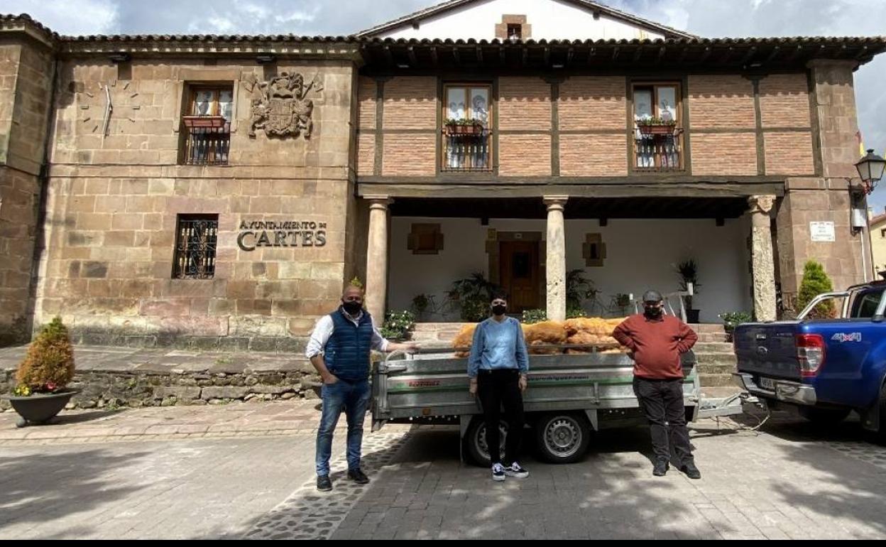 Representantes de la empresa y el Ayuntamiento con las patatas donadas