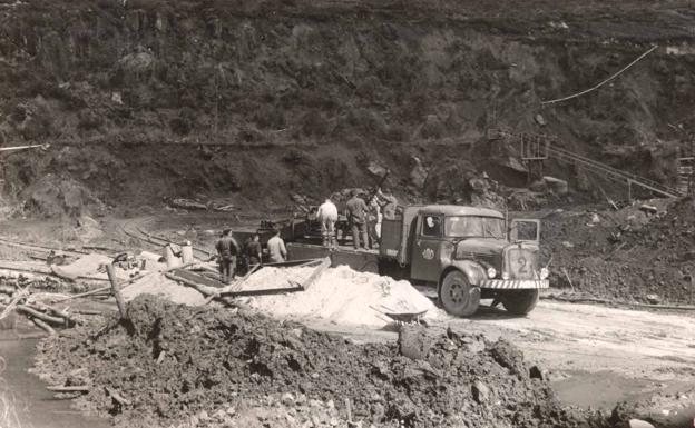 Obreros a final de la década de los 60 erigiendo la estructura 