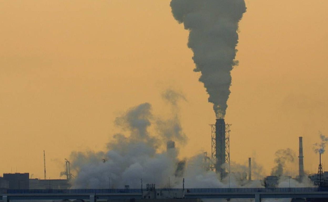 Imagen de archivo del humo procedente de una planta industrial de Tokio. 