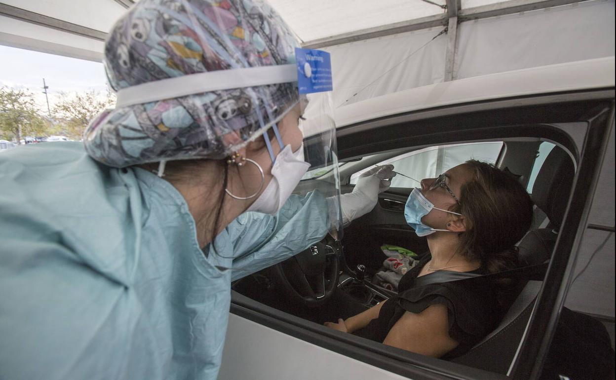 'Coroauto' en el Palacio de Deportes de Santander realizando las pruebas PCR