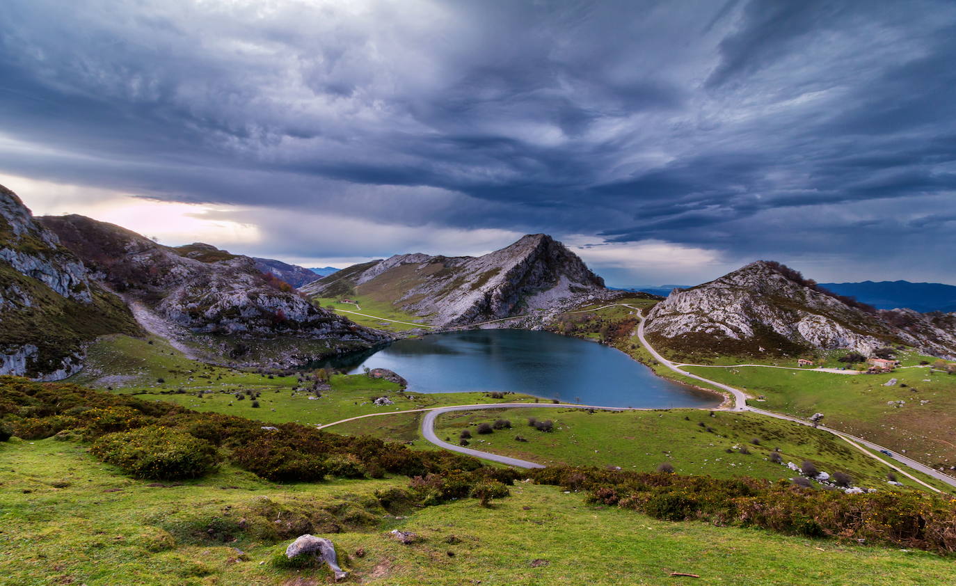 El Parque Nacional de los Picos de Europa cuenta con las cumbres más altas de la Cordillera Cantábrica, lo que indudablemente le da un enorme atractivo paisajístico, turístico y deportivo. Es el tercer Parque Nacional más visitado de España, con casi dos millones de visitantes anuales y fue declarado Reserva de la Biosfera en 2003.