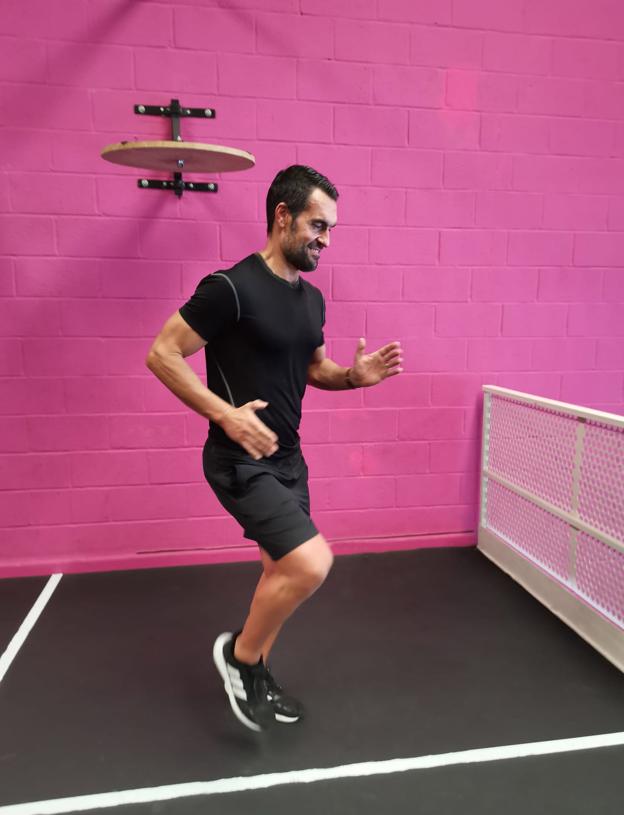 Trote con movimiento de brazos (skipping), utilizado para calentar, que activa el cuerpo incrementando las pulsaciones.