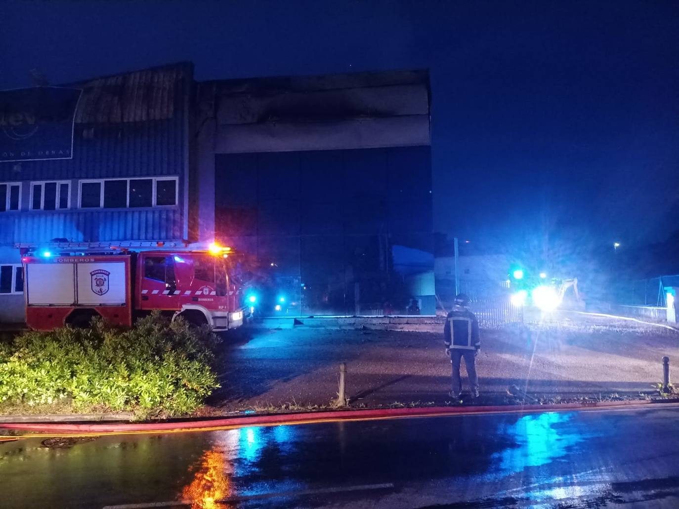 Fotos: Imágenes del dispositivo de extinción del incendio en una nave industrial en Polanco