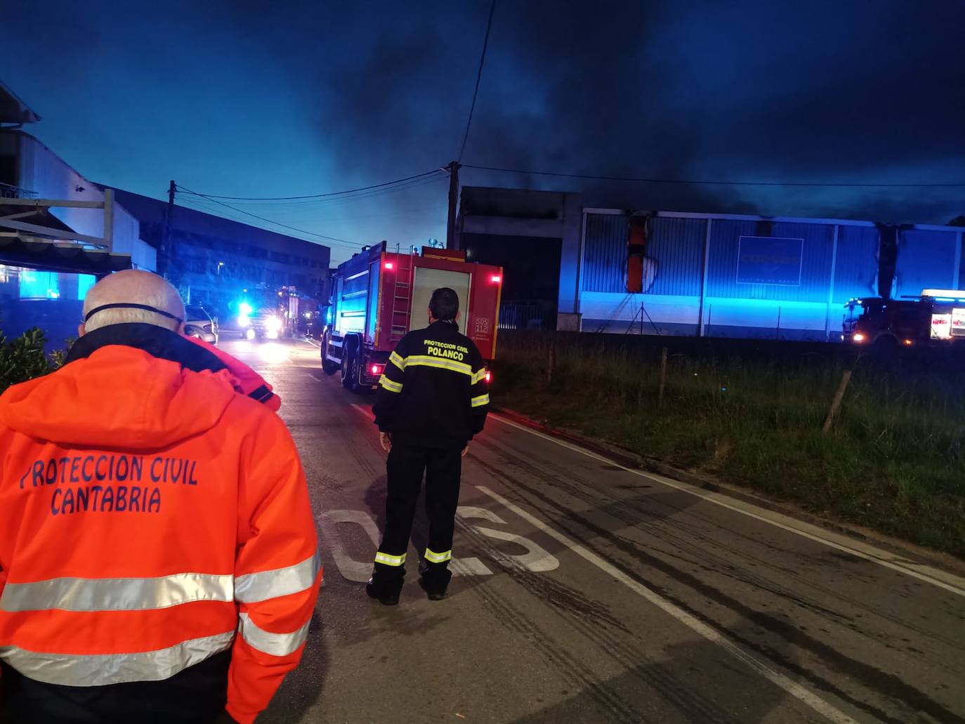 Fotos: Imágenes del dispositivo de extinción del incendio en una nave industrial en Polanco