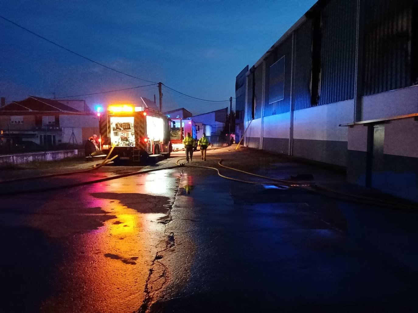 Fotos: Imágenes del dispositivo de extinción del incendio en una nave industrial en Polanco