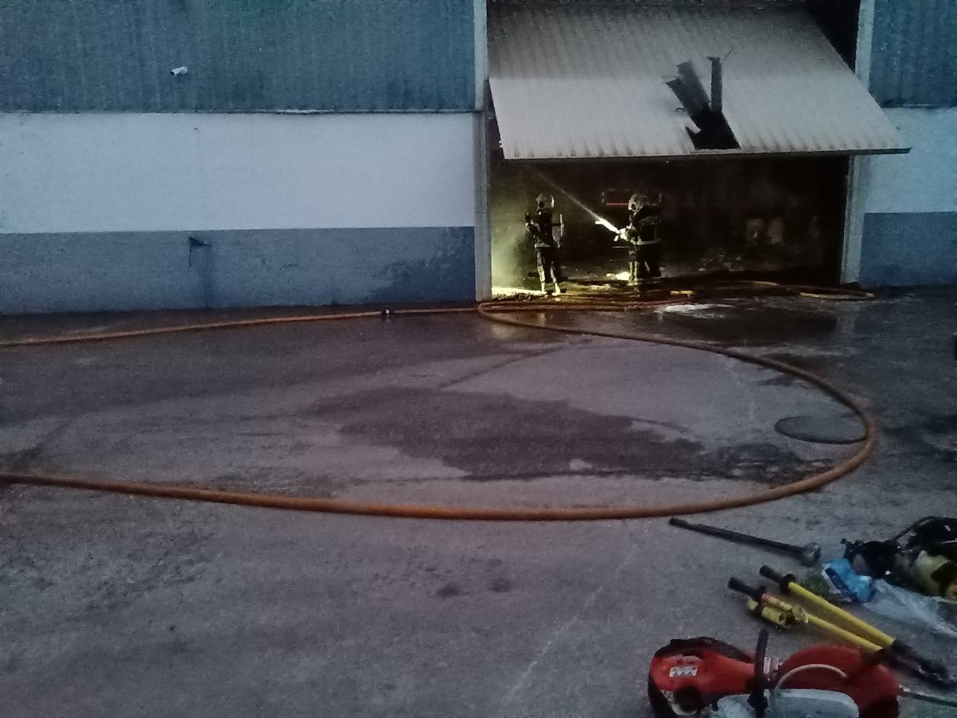 Fotos: Imágenes del dispositivo de extinción del incendio en una nave industrial en Polanco