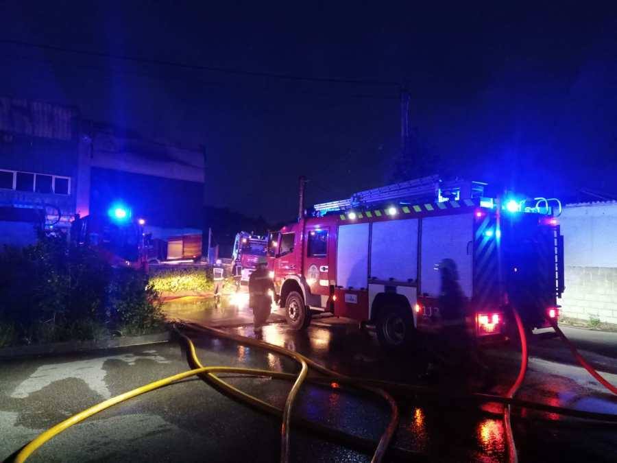 Fotos: Imágenes del dispositivo de extinción del incendio en una nave industrial en Polanco