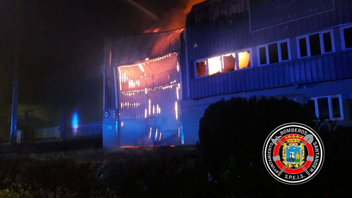 Fotos: Imágenes del dispositivo de extinción del incendio en una nave industrial en Polanco