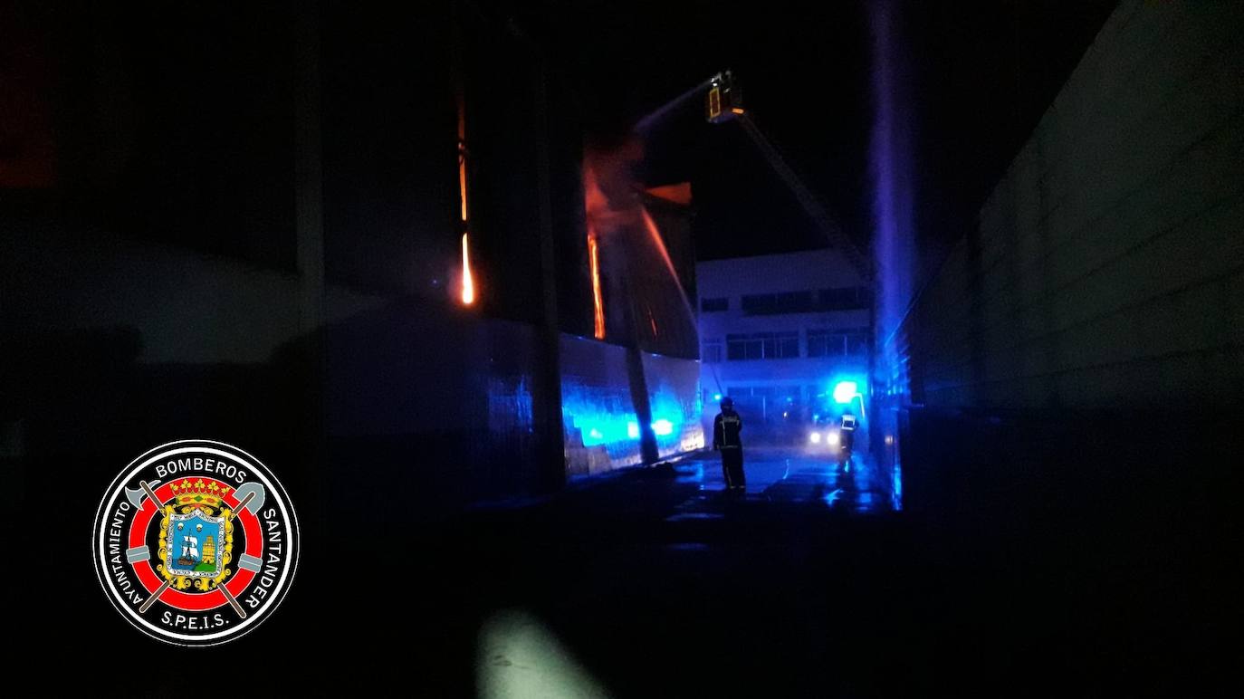 Fotos: Imágenes del dispositivo de extinción del incendio en una nave industrial en Polanco