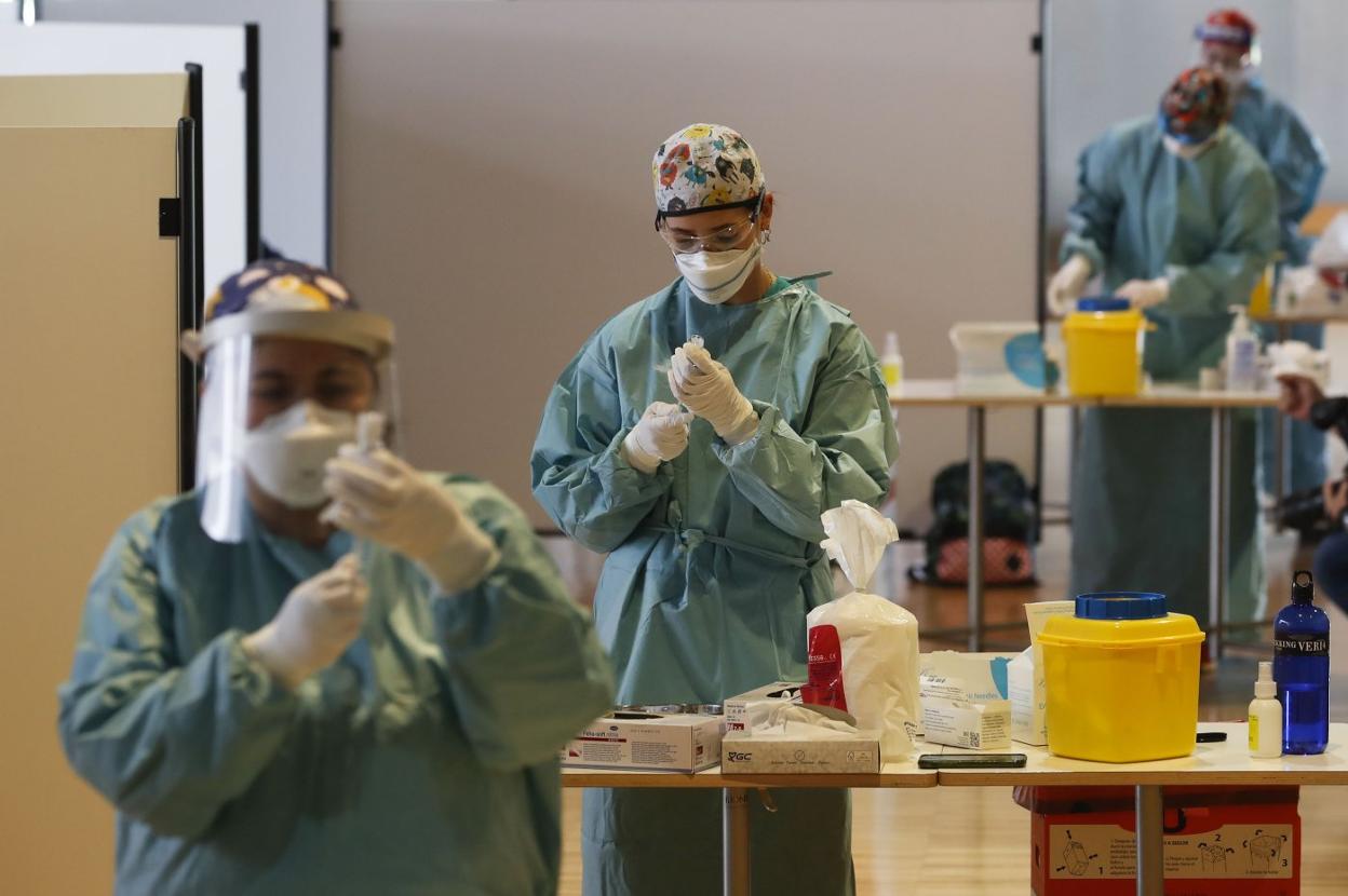 Personal sanitario prepara las dosis de las vacunas en una de las jornadas de citación masiva en el Palacio de Exposiciones.