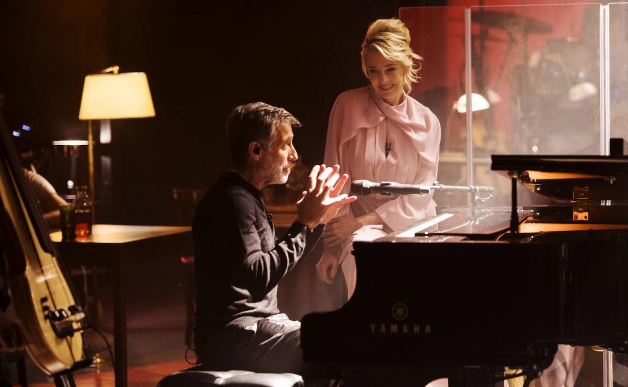 Emilio Aragón, junto a Belén Rueda, al piano en su nuevo programa de Movistar+.