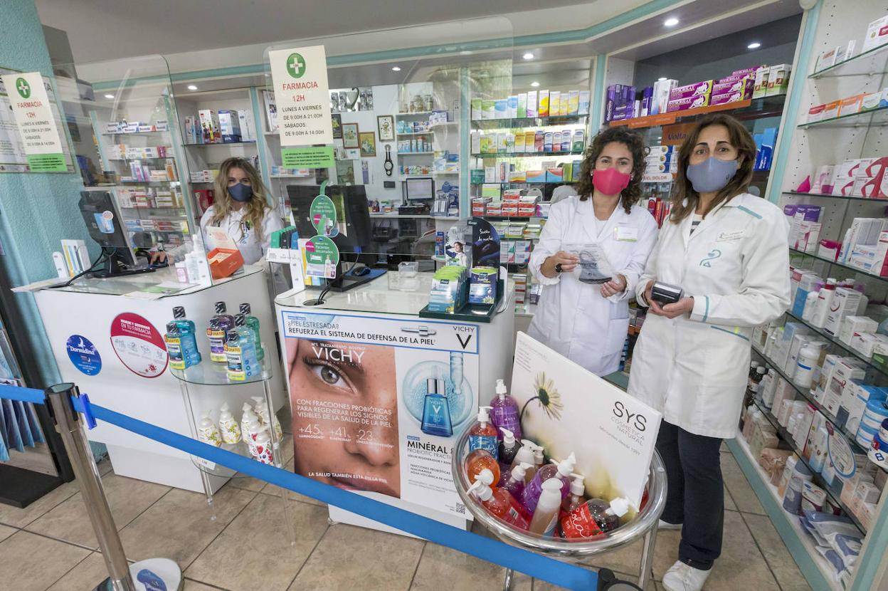 Tres de las trabajadoras de la farmacia. 