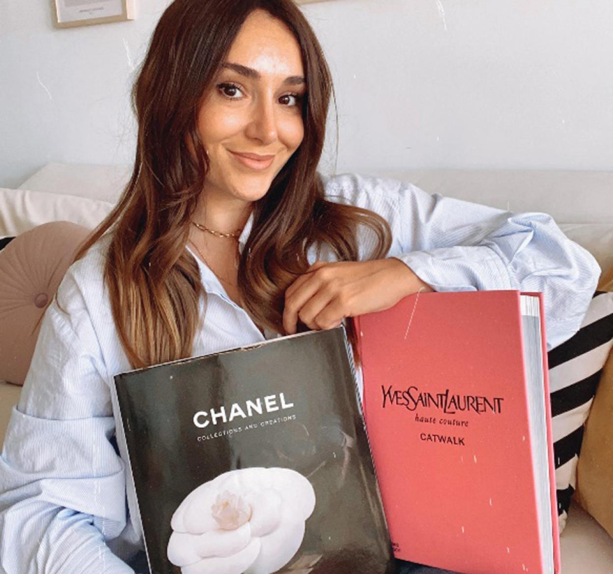 En el salón de casa con dos de mis libros de moda icónicos.