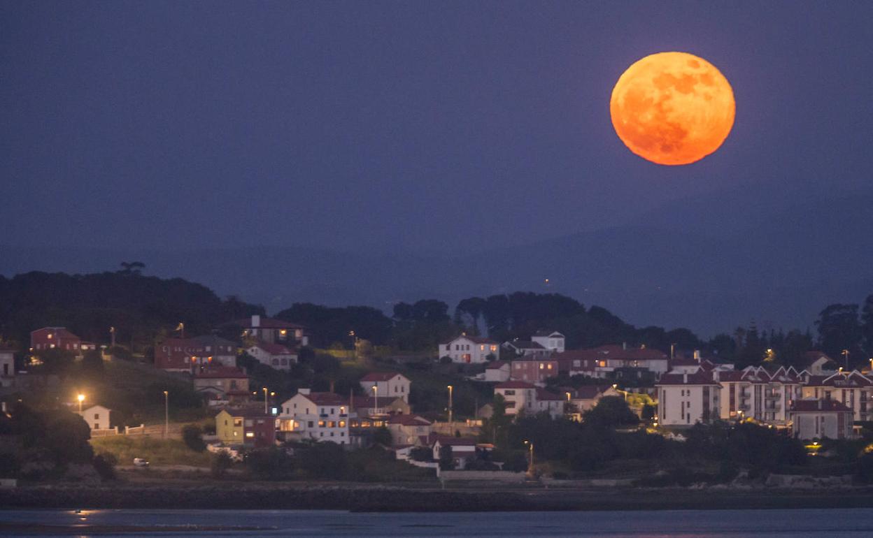 La superluna, junto al eclipse lunar, dejó una imagen única en el cielo sobre Pedreña