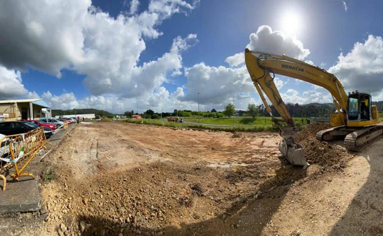 Obras en el futuro aparcamiento del polígono de Molladar.