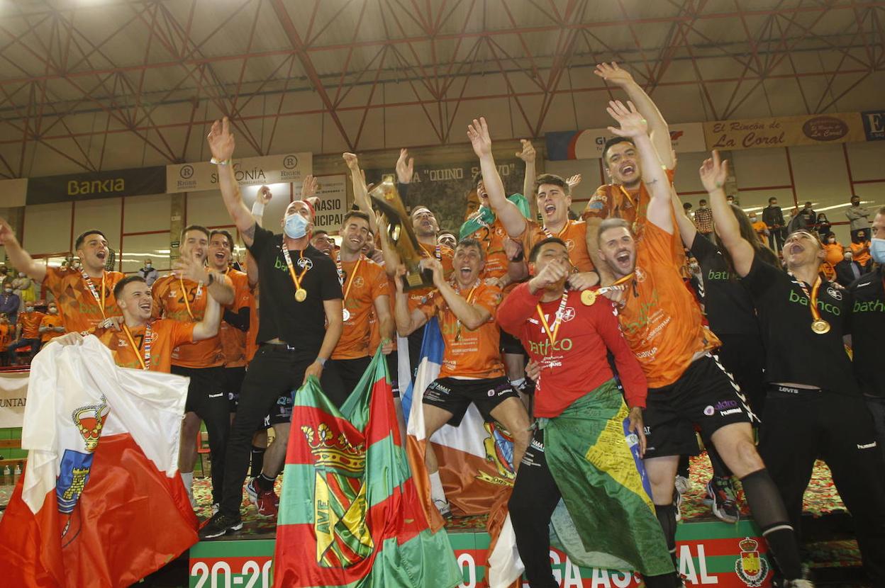 Los jugadores del Bathco Balonmano Torrelavega levantan la copa de campeones de la División de Honor Plata. 