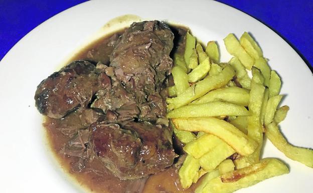 Carrilleras de cerdo ibérico estofadas, especialidad de la casa. 