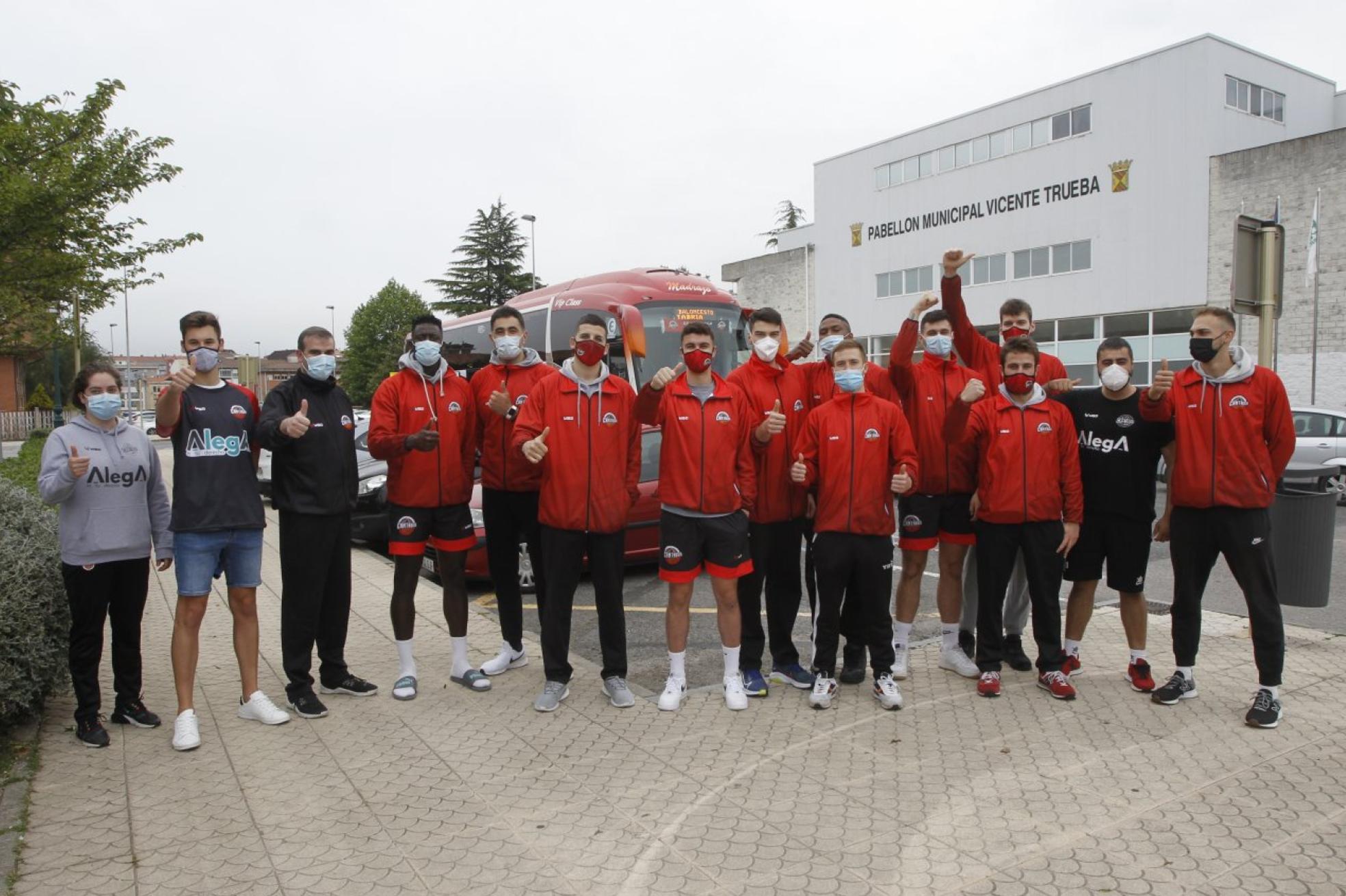 Los jugadores del Alega posan el viernes por la mañana, con el Vicente Trueba al fondo, antes de partir hacia Cataluña. 