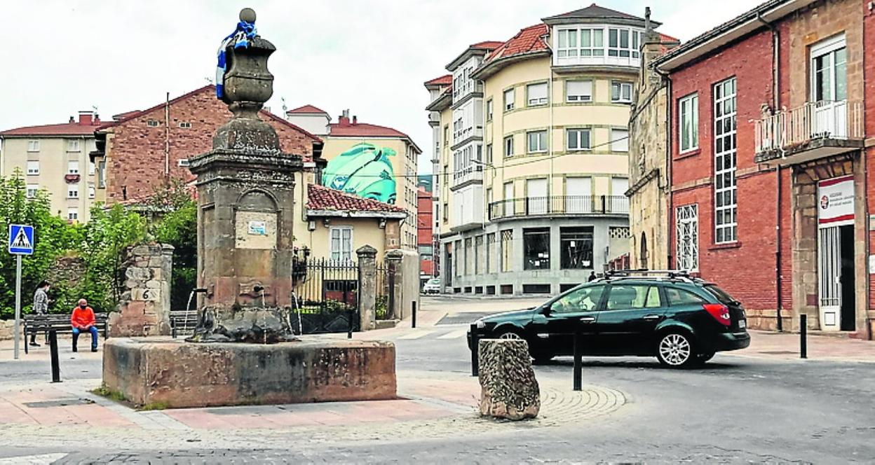 La calle San Roque une la Fuente de la Aurora con Los Caños. 