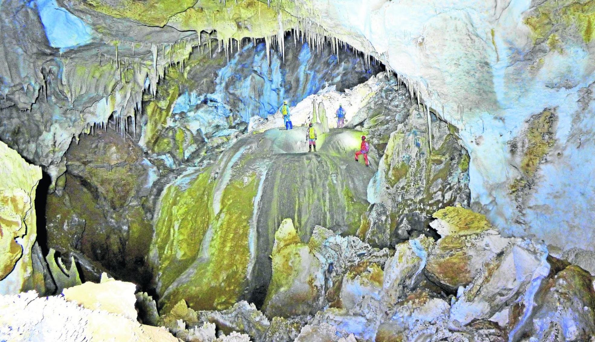 Un grupo de espeleólogos, en una de las grandes cavidades del Alto del Tejuelo. 