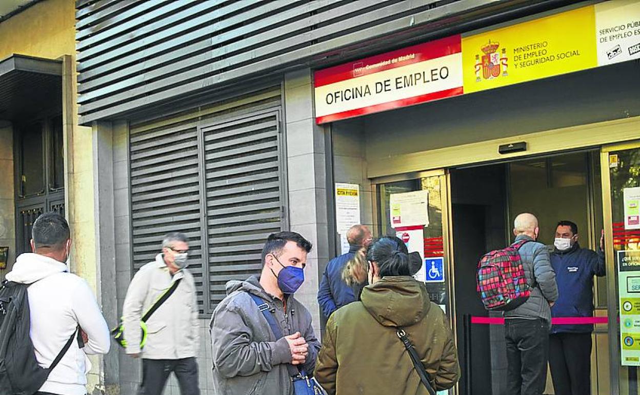 Largas colas ante una oficina del SEPE durante el ataque ocurrido en marzo, que obligó a paralizar la actividad y retrasó el abono de subsidios.