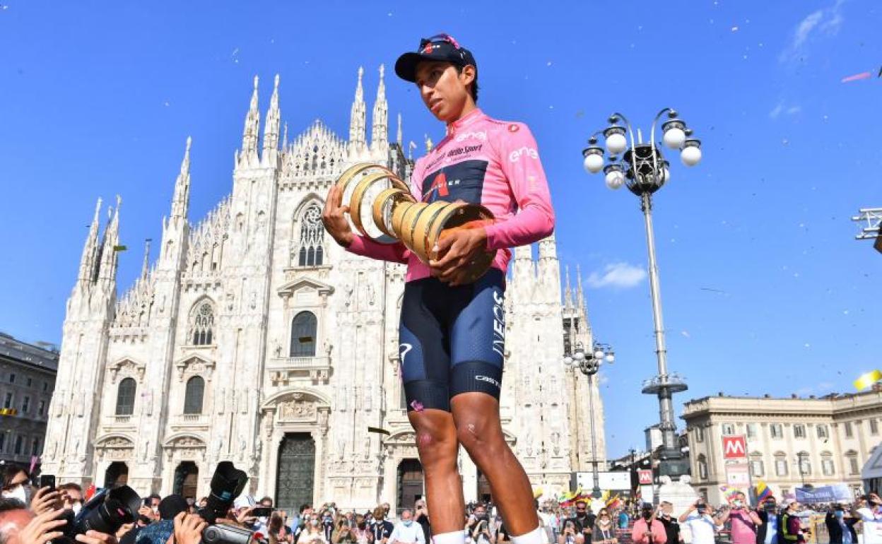 Egan Bernal, con el trofeo de campeón del Giro 2021, en la plaza del Duomo, en Milán. 