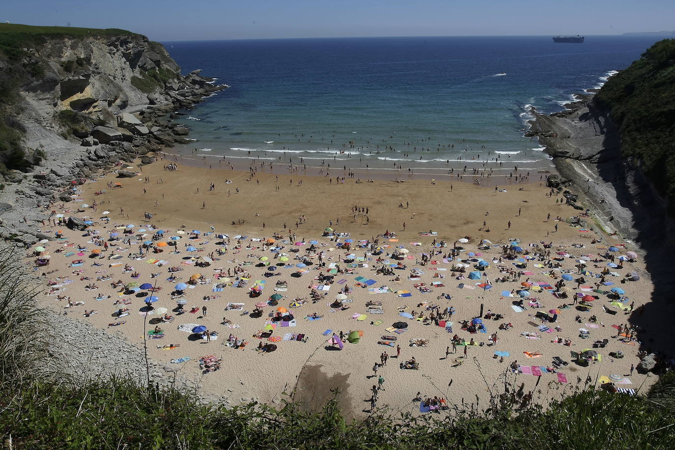 Esta playa, una de las más populares de la ciudad, comparte nombre con el parque que la rodea y con algunas instalaciones de la zona, como el campo de golf. Así, la gran extensión de terreno que se observa en el entorno del arenal fue la responsable de darle el nombre, ya que era un campo que estaba compuesto fundamentalmente de matas (lo que le aporta el inicio de su denominación) y arbustos y árboles (representados en el final de la palabra, ‘-leñas’).