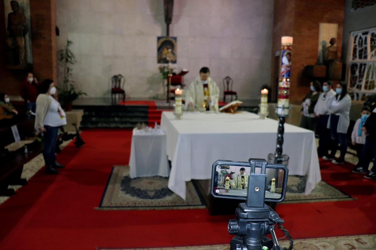 Una boda celebrada durante el estado de alarma, con los invitados y testigos con mascarilla. 