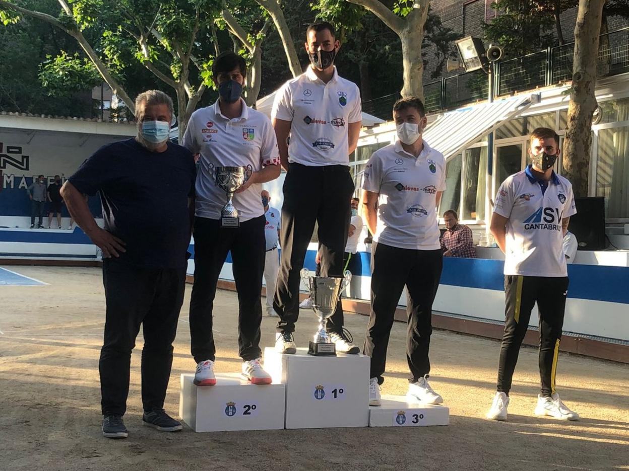 Víctor González, en lo más alto, con Mario Pinta a su derecha y Rubén Haya a su izquierda, en el podio. El cuarto clasificado fue Manu Diego (a la derecha en la foto).