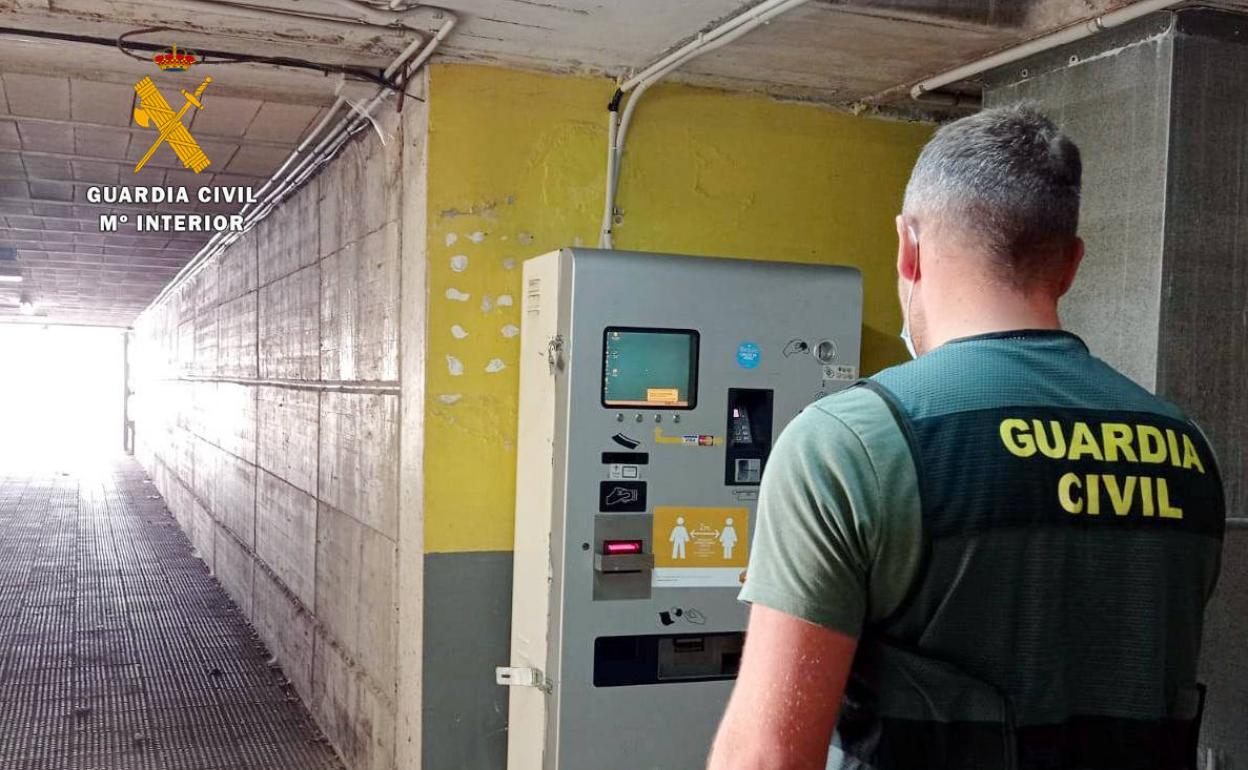 Inspección en un parking al que esta banda entró a robar.