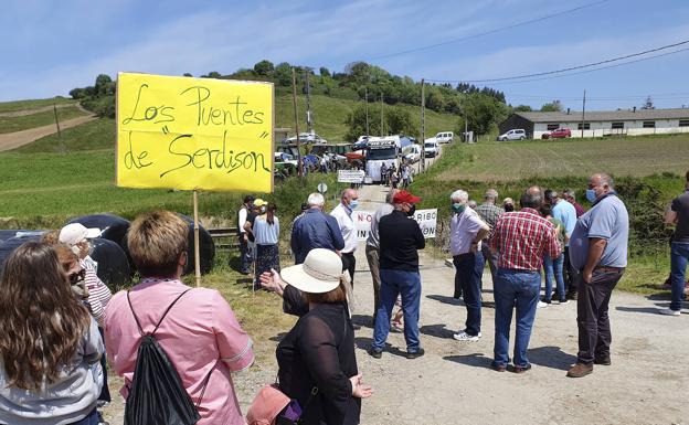 Imagen principal - Los vecinos de Val de San Vicente defienden el puente de Sel del Rey