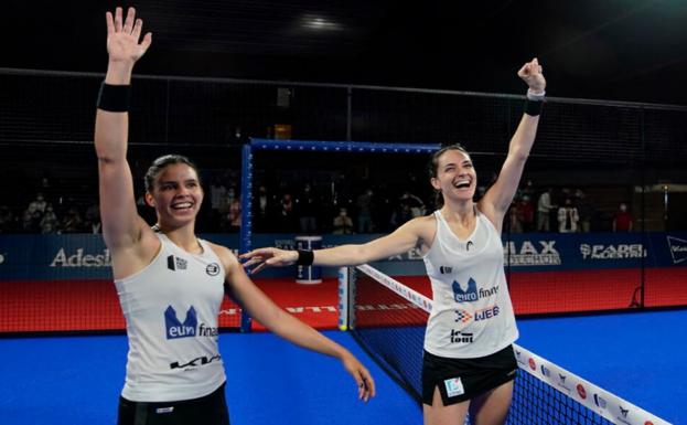 La argentina Delfi Brea (a la izquierda) y su compañera la española Tamara Icardo celebran la victoria en el Palacio de Deportes de Santander. 