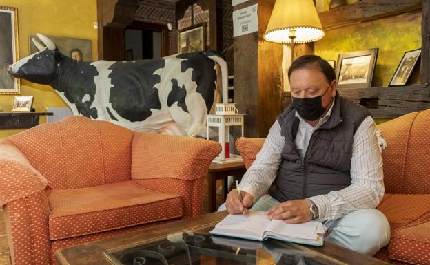 Jesús Blanco, presidente de la Asociación de Turismo Rural de Cantabria, en su posada. 