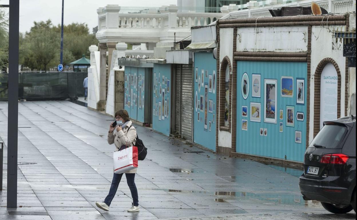 Los bajos del Casino, cerrados desde 2015, se cubren habitualmente con vinilos para mejorar su imagen.