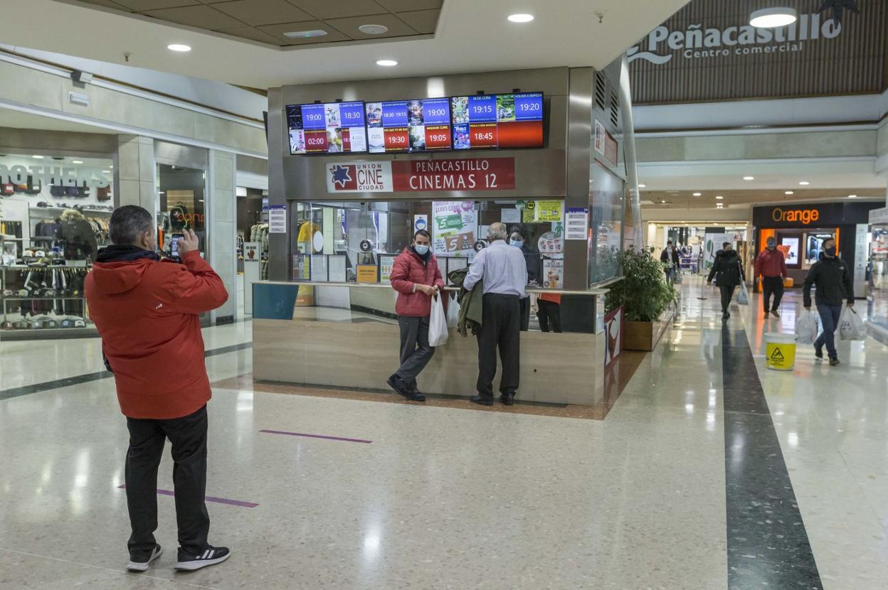 Imagen de las taquillas de los cines Peñacastillo, ubicadas en el epicentro de su planta baja comercial. 