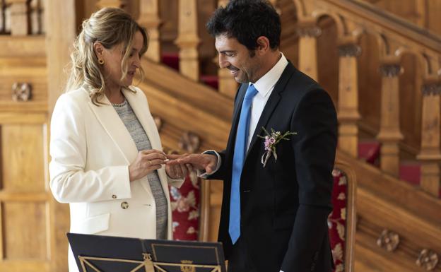 Galería. Intercambio de alianzas y otros momentos del enlace.
