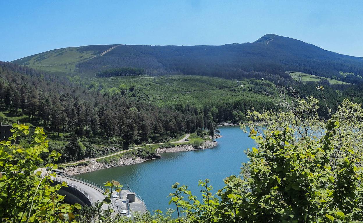 Embalse de Alsa, en San Miguel de Aguayo, con las montañas al fondo donde se instalarán parte de los aerogeneradores.