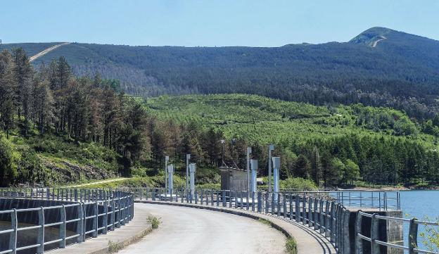 Los alcaldes de Luena y San Miguel de Aguayo rechazan el parque eólico de la Sierra del Escudo