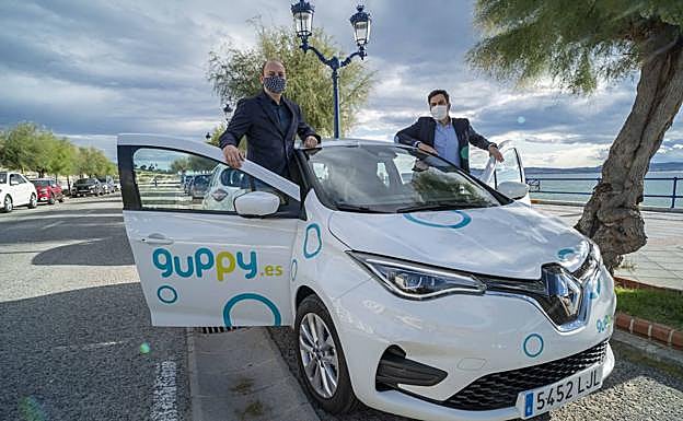 Roberto González y Juan Gracia, administrador y director de la plataforma Guppy en Cantabria. /