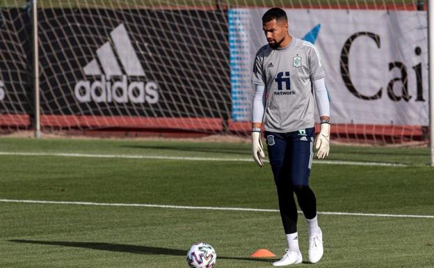 Robert Sánchez, durante un entrenamiento con la selección española.