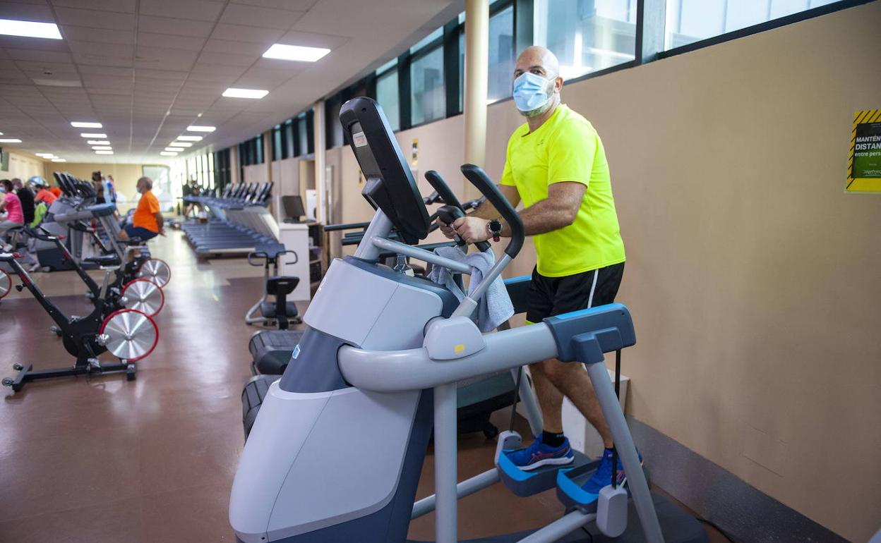 Imagen de archivo de un hombre en el Centro Deportivo Marisma de Santander.