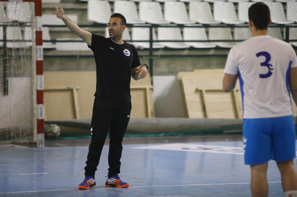 Víctor Montesinos, durante el entrenamiento del miércoles en La Albericia. JUANJO SANTAMARÍA